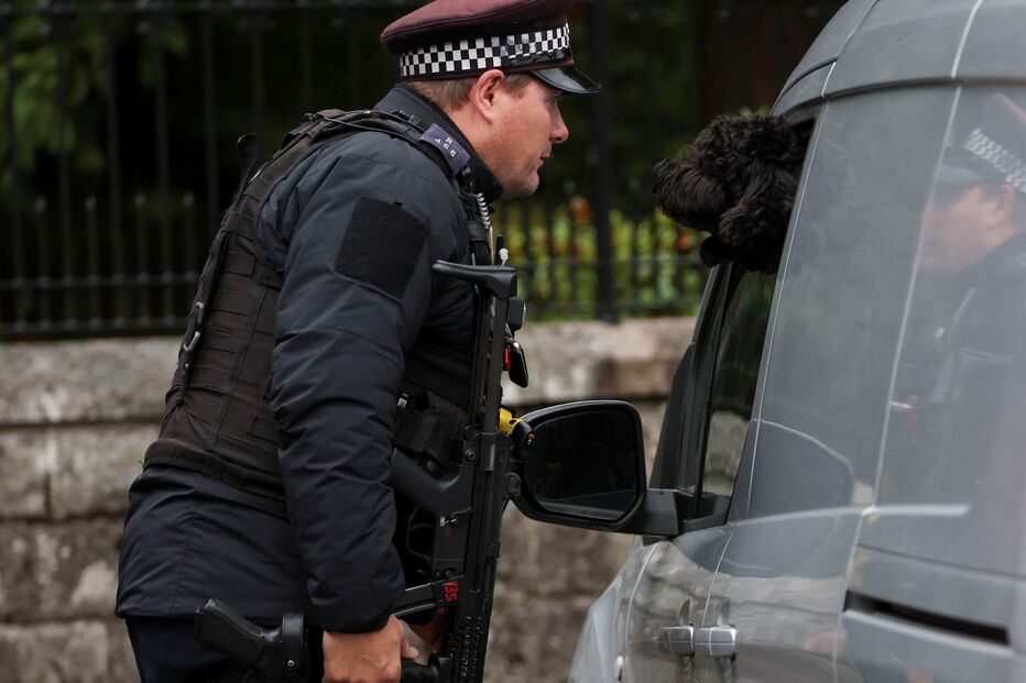 Admiradores da Rainha Isabel II reuniram-se junto aos portões do Castelo de Balmoral