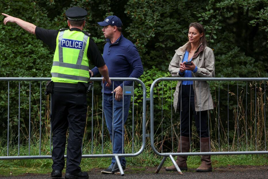 Admiradores da Rainha Isabel II reuniram-se junto aos portões do Castelo de Balmoral