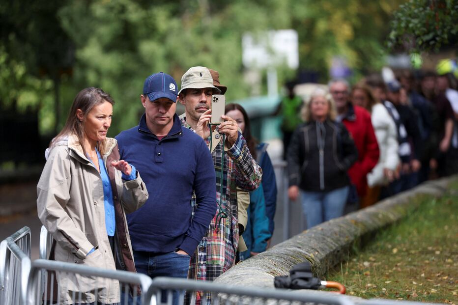 Admiradores da Rainha Isabel II reuniram-se junto aos portões do Castelo de Balmoral