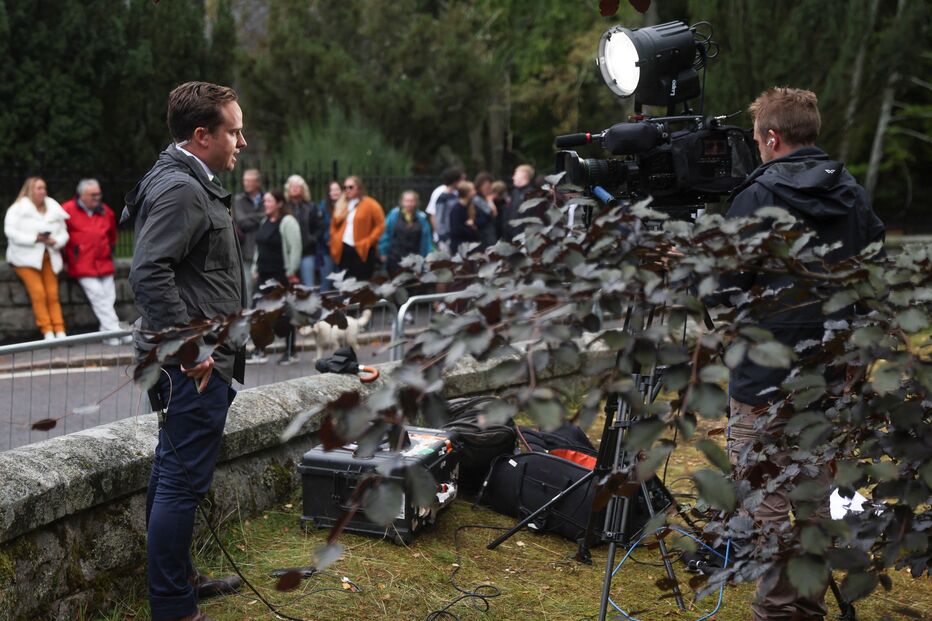 Admiradores da Rainha Isabel II reuniram-se junto aos portões do Castelo de Balmoral