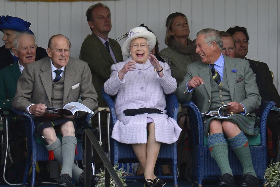 2022-09-08_22_22_31 Rainha Isabel II com o Príncipe Philip e o Príncipe Charles a assistir uma corrida de cavalos .JPG