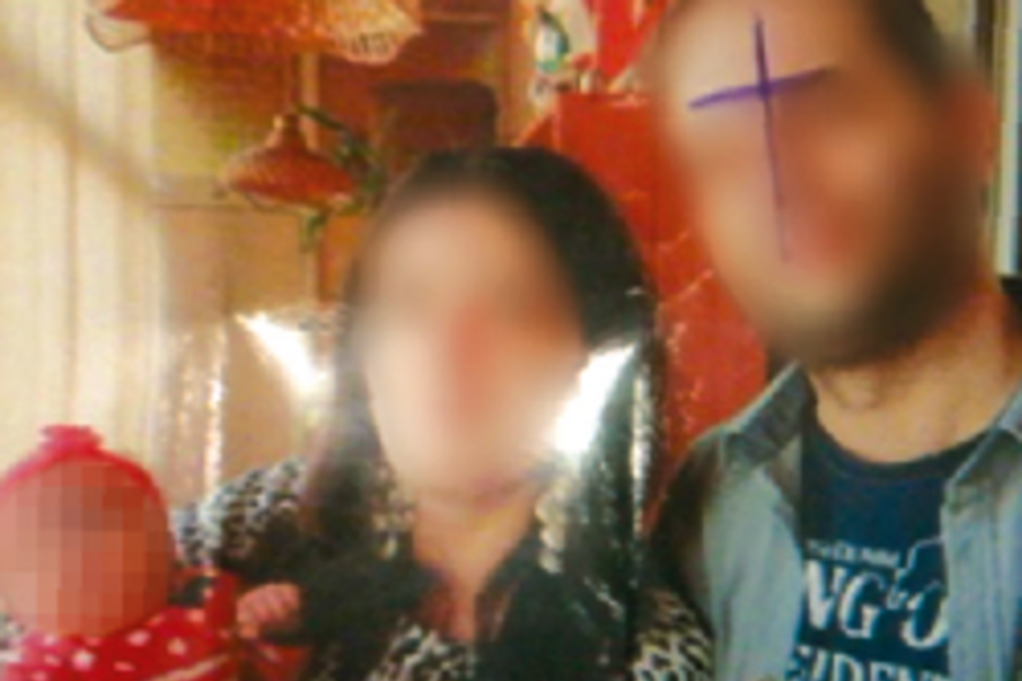 Foto da família com uma cruz por cima dos rostos 