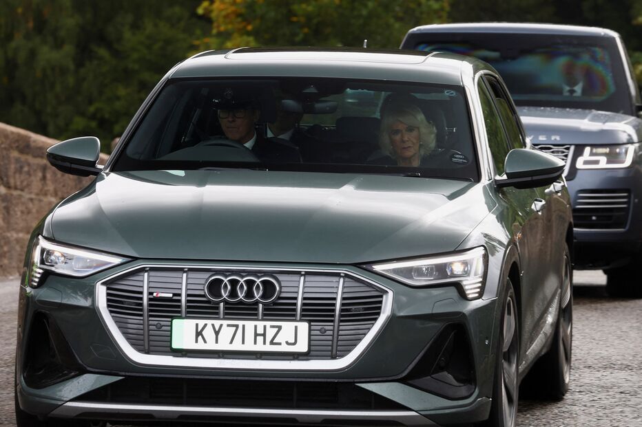 Rei Carlos III e rainha consorte abandonam Castelo de Balmoral