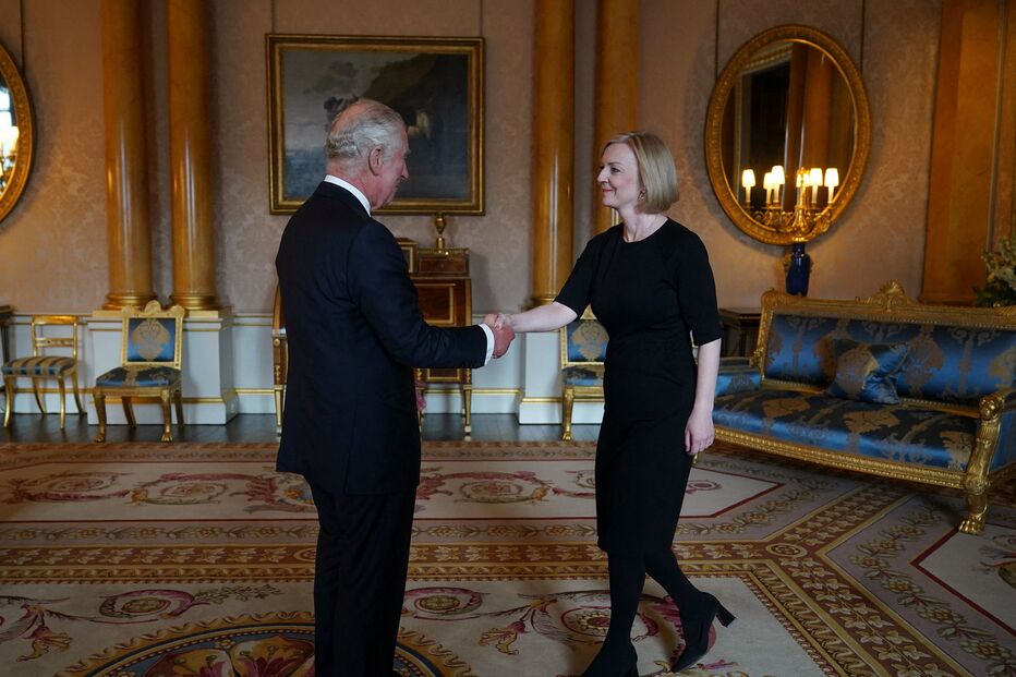 Rei Carlos III e Liz Truss 