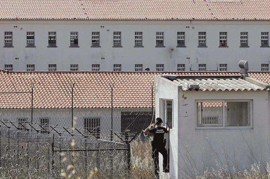 Tires, Direção-Geral dos Serviços Prisionais, crime, prisão, telemóveis, ouro, reclusas