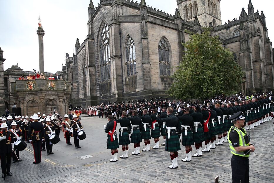 Isabel II, morte, Inglaterra, Família Real