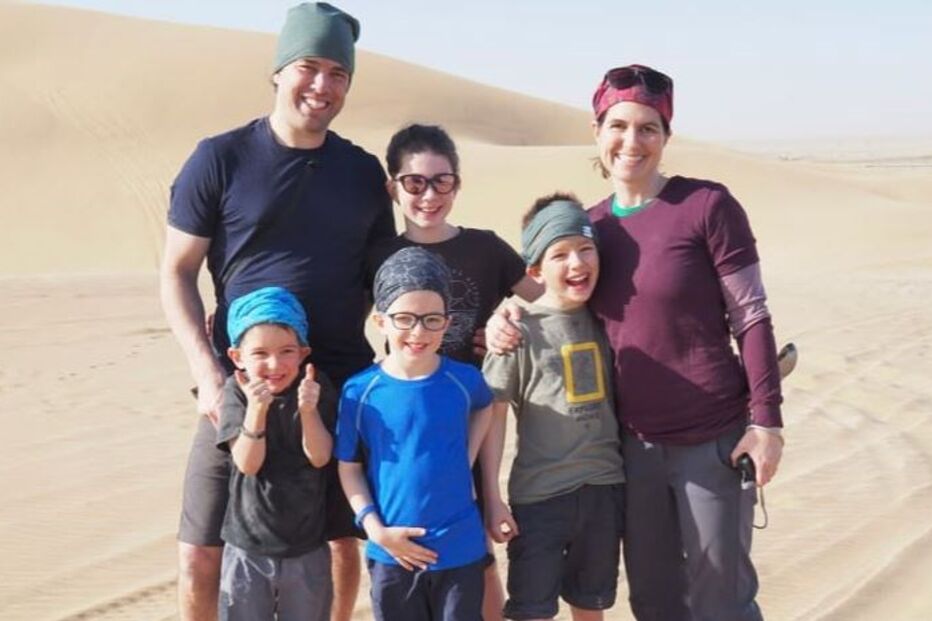 Família canadiana faz viagem pelo mundo antes que os quatro filhos percam a visão