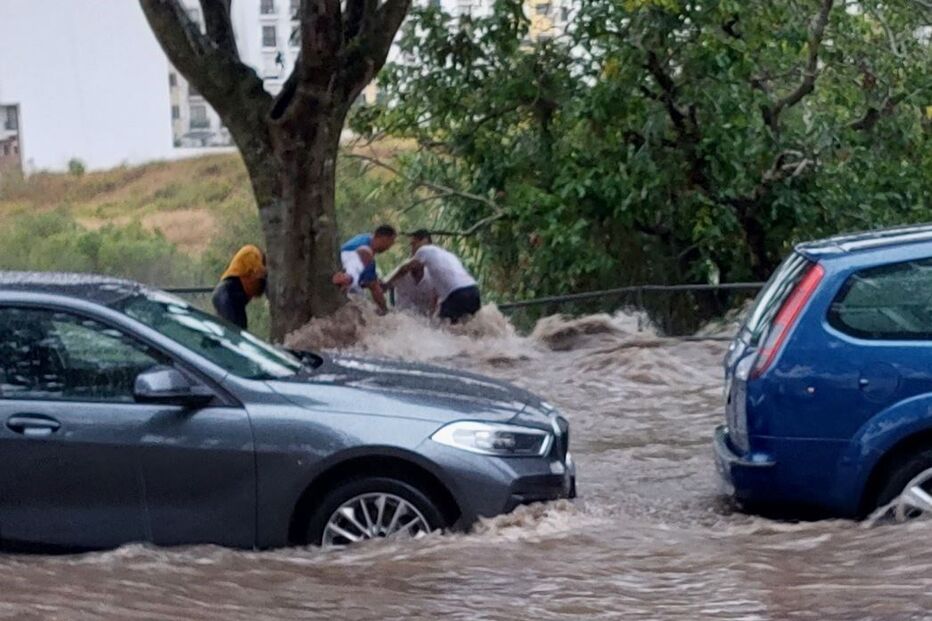 Homem arrastado por deslizamento de terras provocado pela chuva intensa em Oeiras
