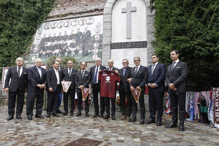 Benfica homenageia vítimas do acidente aéreo do 'Grande' Torino