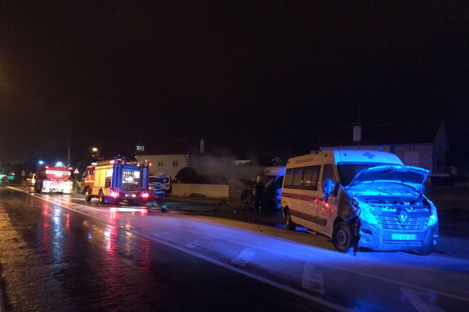 Duas ambulâncias da Cruz Vermelha 