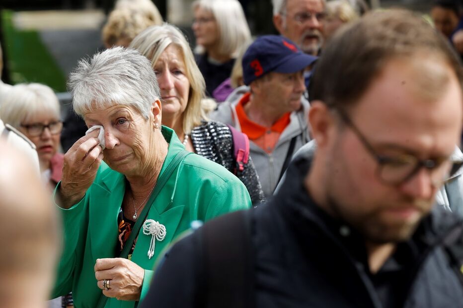 Britânicos fazem fila para ver urna da Rainha