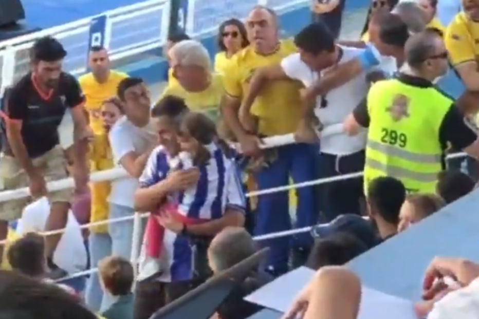 Pai e criança, ambos com camisola do FC Porto, obrigados a sair do lugar após insultos de adeptos do Estoril