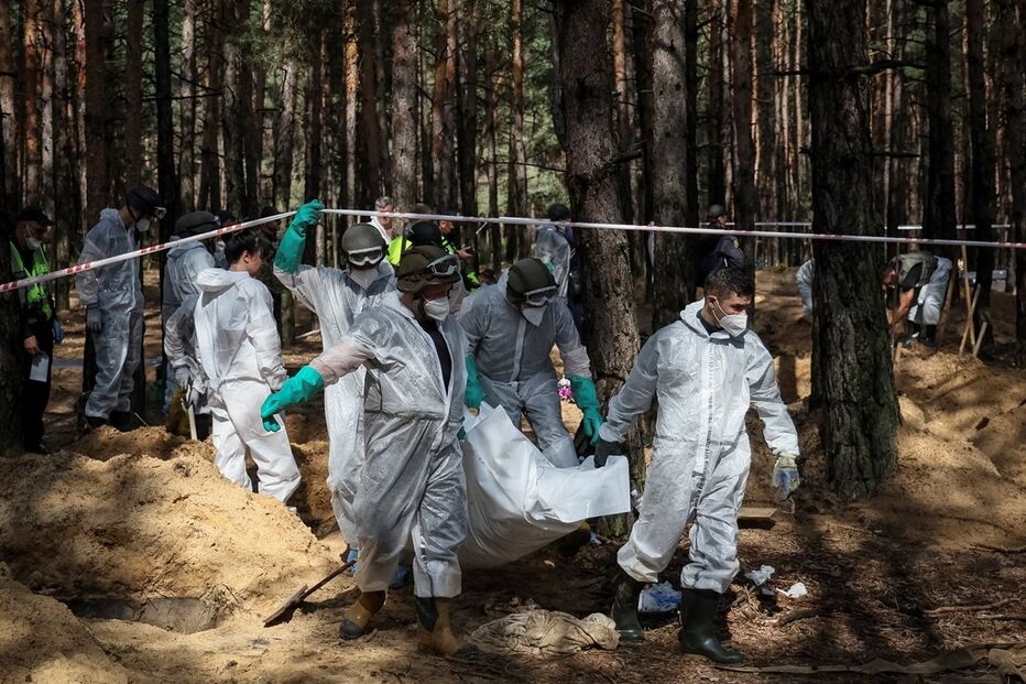 Na floresta de Izium multiplicam-se as descobertas macabras de corpos enterrados em valas comuns