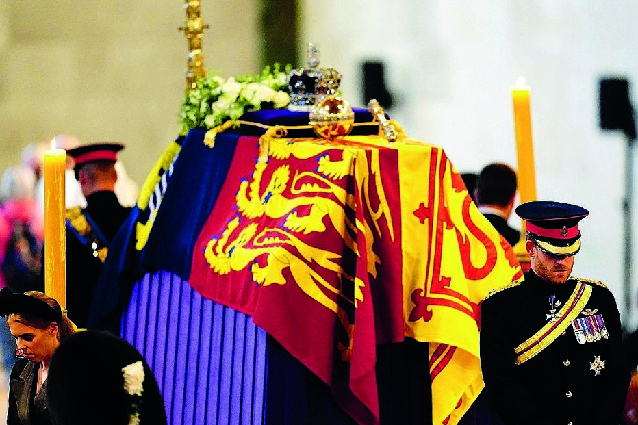 Netos da monarca fazem uma vigília ao redor do caixão da avó, em Westminster 