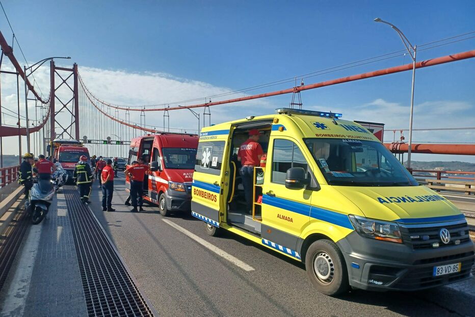 12 feridos em colisão entre autocarro e mota na Ponte 25 de Abril em Lisboa