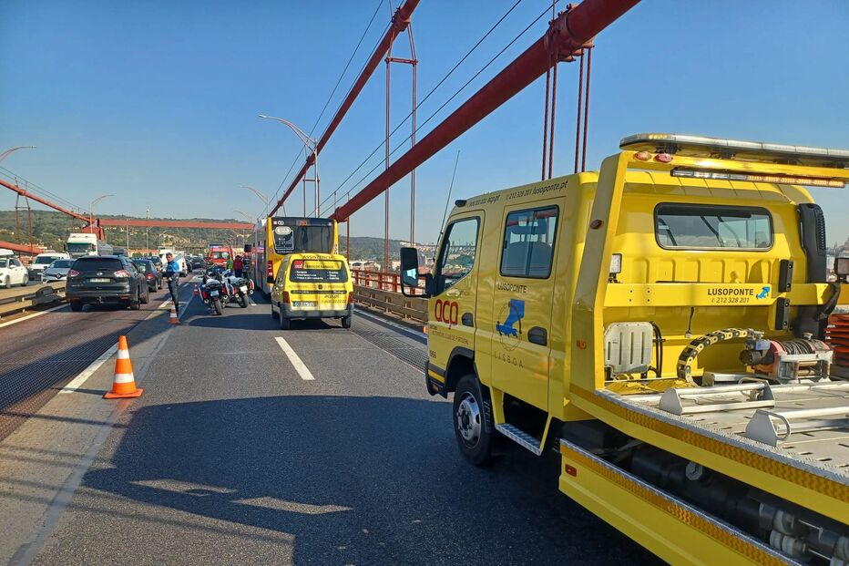 12 feridos em colisão entre autocarro e mota na Ponte 25 de Abril em Lisboa