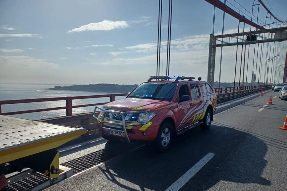 12 feridos em colisão entre autocarro e mota na Ponte 25 de Abril em Lisboa