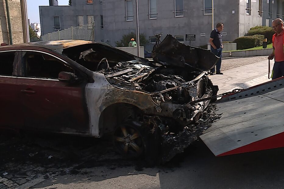Viatura estava estacionada junto ao tribunal. Ficou totalmente destruída