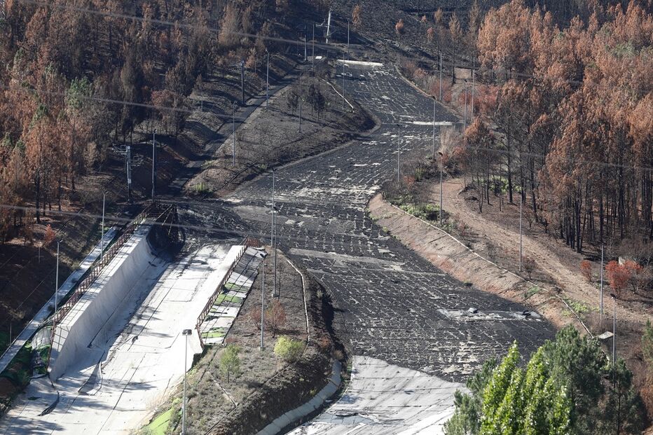Águas estão lamacentas, escuras e com vestígios de cinzas  