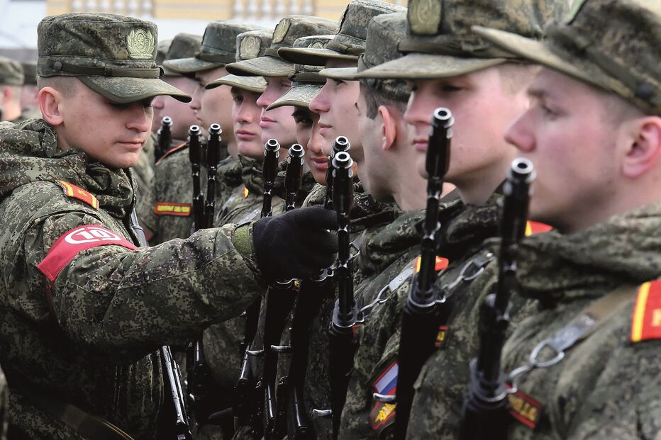 Kremlin irá gastar mais de mil milhões de euros por mês na mobilização militar de 300 mil reservistas, com o objetivo de reforçar a linha da frente na Ucrânia, onde as forças russas têm sofrido perdas significativas 