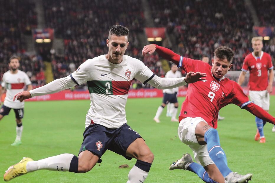 Diogo Dalot, autor de dois golos, esteve em plano de destaque 