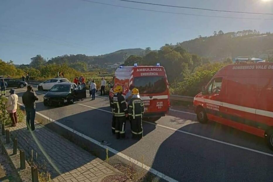 Quatro feridos em colisão entre três carros em Vale de Cambra