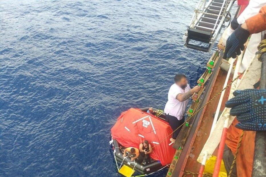 Oito salvos de barco de pesca a arder nos Açores
