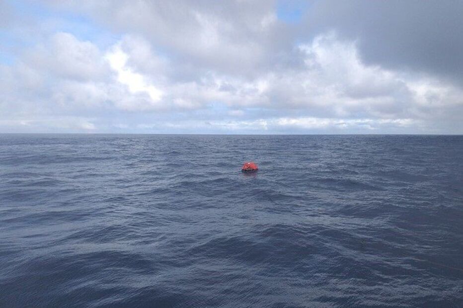 Oito salvos de barco de pesca a arder nos Açores