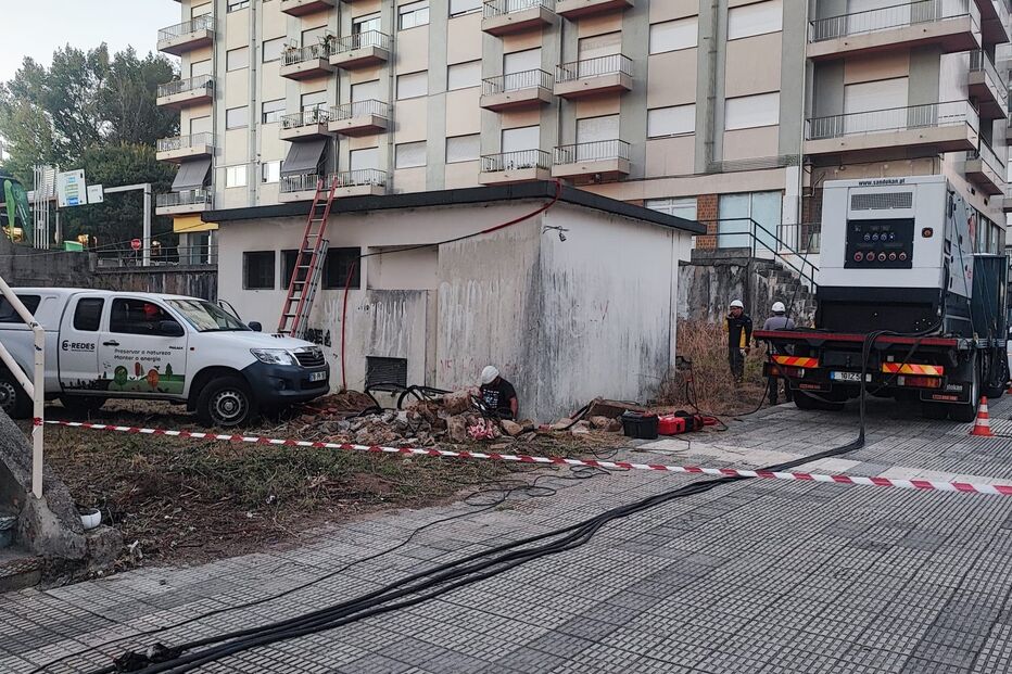 Trator corta cabo elétrico e provoca incêndio em Braga. Centenas de casas ficam sem luz