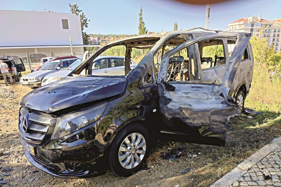 Carrinha destruída pelas chamas