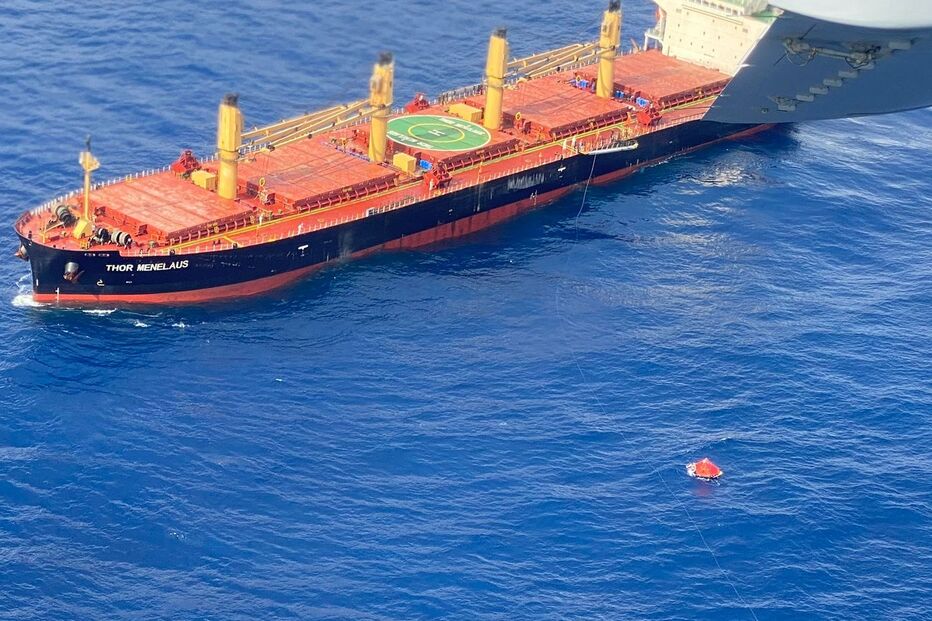 Oito salvos de barco de pesca a arder nos Açores	