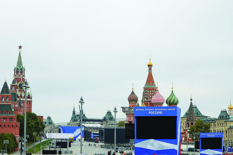 Últimos preparativos na Praça Vermelha, em Moscovo, para a festa que vai celebrar a anexação dos territórios ucranianos  