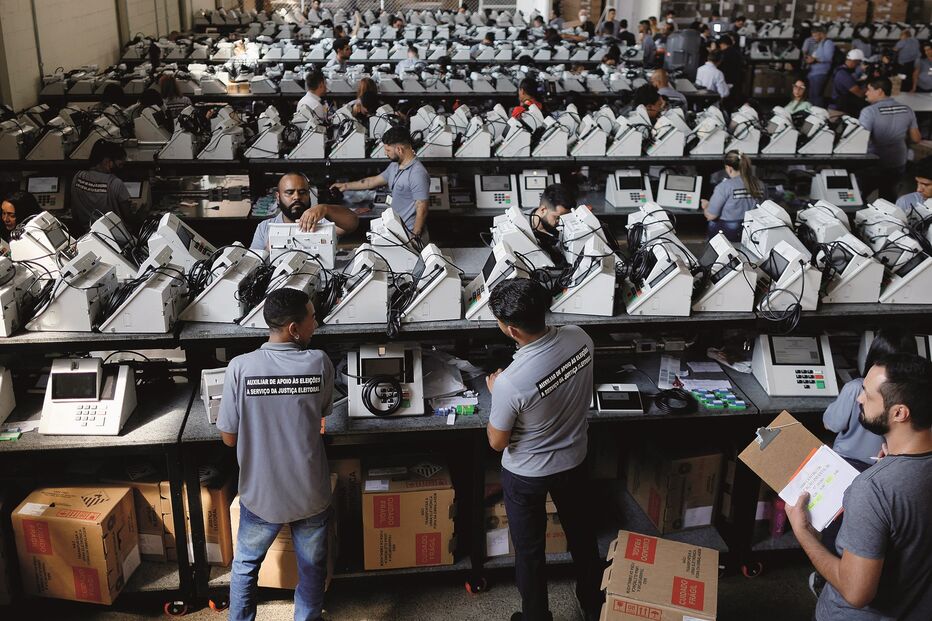 Bolsonaro tem lançado suspeitas sobre a fiabilidade das urnas eletrónicas 