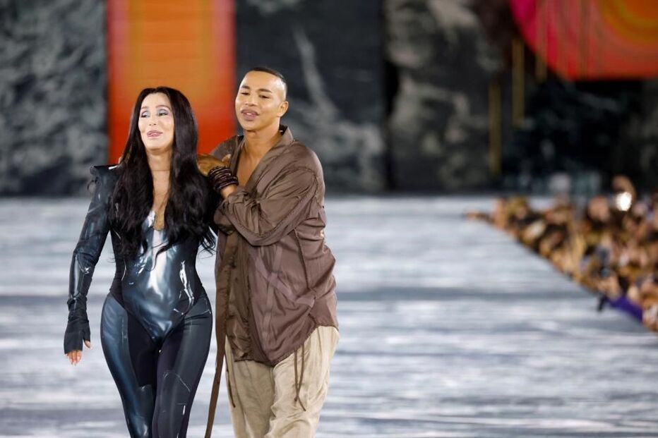 Cher desfilou para a Balmain com um macacão justo 