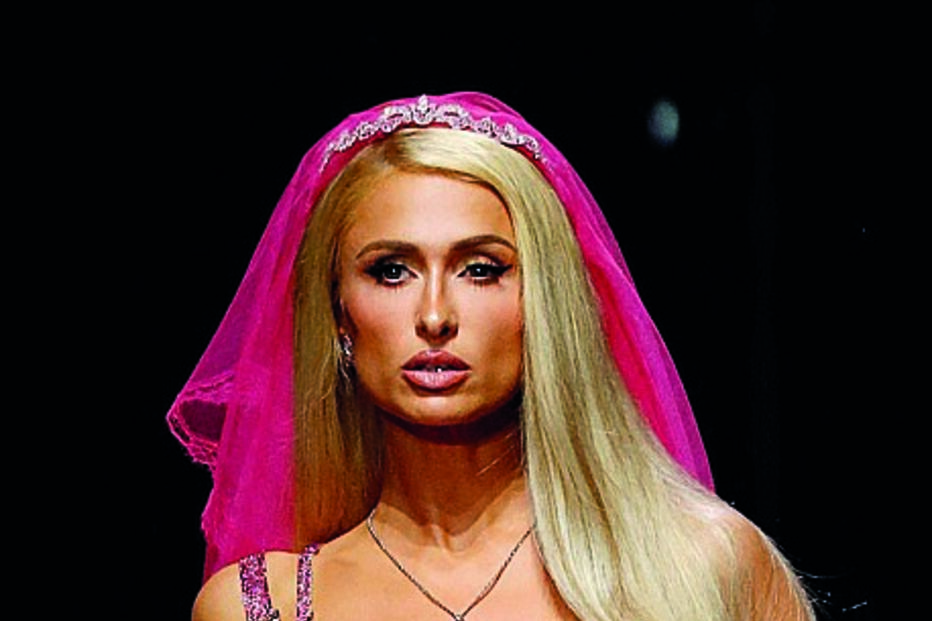 Paris Hilton foi uma das estrelas da apresentação da Versace, desfilando com um vestido descontraído e um véu cor-de-rosa