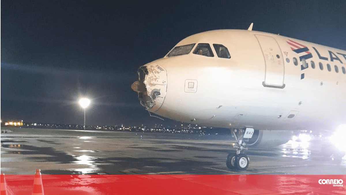 Avión aterriza en aeropuerto español sin motor y con el parabrisas roto