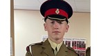 Encontrado morto soldado de 18 anos que caminhou ao lado de caixão da Rainha Isabel II 