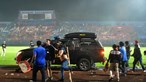 'Dia negro': Presidente da FIFA lamenta tragédia para o futebol após jogo na Indonésia