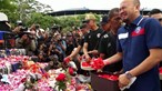 Flores, lágrimas e emoção na homenagem às vítimas da tragédia em estádio de futebol na Indonésia