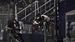 Caos em estádio argentino após tentativa de invasão e confrontos com a polícia. Há um morto e vários feridos