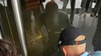 PSP detém três ativistas colados às portas do edifício da Galp em Lisboa