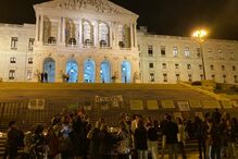 Protesto de pais e professores de colégios de educação especial em frente à Assembleia da República 