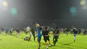 Três polícias entre os seis acusados por negligência em tragédia durante jogo de futebol na Indonésia