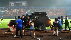 "Dia negro": Presidente da FIFA lamenta tragédia para o futebol após jogo na Indonésia