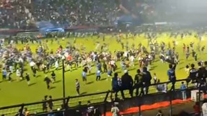 "Vi cadáveres no balneário": jogador português relata tragédia em estádio na Indonésia
