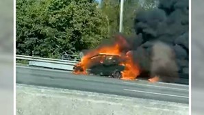 Carro consumido pelas chamas na VCI no Porto