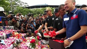 Flores, lágrimas e emoção na homenagem às vítimas da tragédia em estádio de futebol na Indonésia