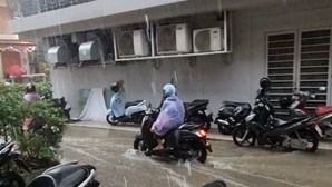 Estradas de Banguecoque inundadas após chuvas fortes 