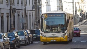 Duzentos trabalhadores dos Transportes de Coimbra manifestam-se contra eventual internalização