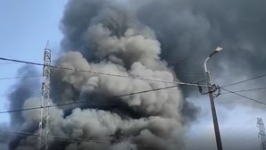 Três bombeiros feridos em incêndio numa loja e serralharia em Gaia
